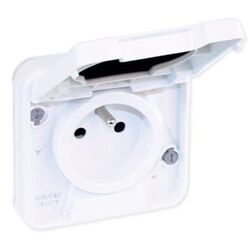 PRISE 16A 2P+T OXXO ENCASTR&Eacute;E BLANC IP55 IK07 - 60898
